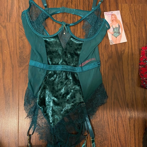 Lingerie - Picture 1 of 2